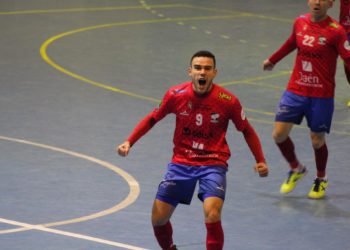 LA CONSTANCIA LE DA  TRES PUNTOS AL MENGIBAR