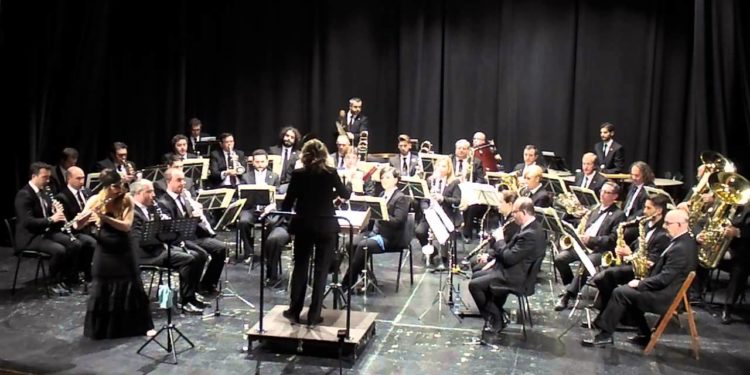 JULIO MILÁN Y JOSE MANUEL HIGUERAS OFRECEN EL INFANTA LEONOR A LA BANDA MUNICIPAL