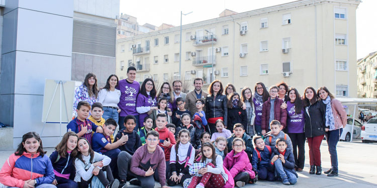 Julio Millán visita el punto de información de la Asociación Asperger-TEA
