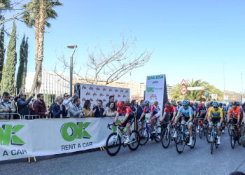 El alcalde, Julio Millán, ha dado la salida de la Tercera Etapa de la Vuelta Ciclista a Andalucía-Ruta del Sol, entre Jaén y Úbeda