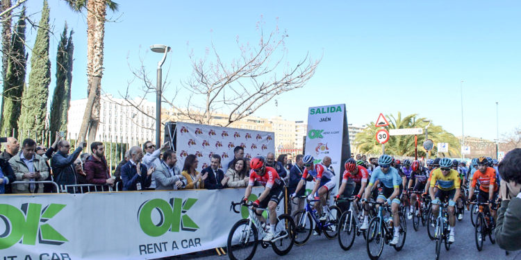 El alcalde, Julio Millán, ha dado la salida de la Tercera Etapa de la Vuelta Ciclista a Andalucía-Ruta del Sol, entre Jaén y Úbeda
