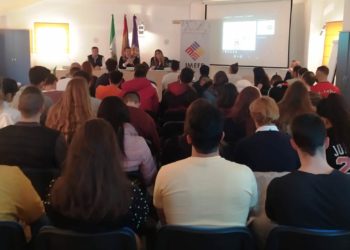 El Imefe celebra la sesión informativa del segundo curso de socorrismo acuático que permitirá a los participantes obtener un puesto de trabajo