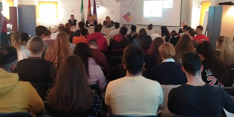 El Imefe celebra la sesión informativa del segundo curso de socorrismo acuático que permitirá a los participantes obtener un puesto de trabajo