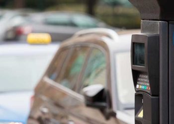 El Ayuntamiento proyecta la ampliación de las áreas de estacionamiento sujetas a zona azul y modernizará los parquímetros