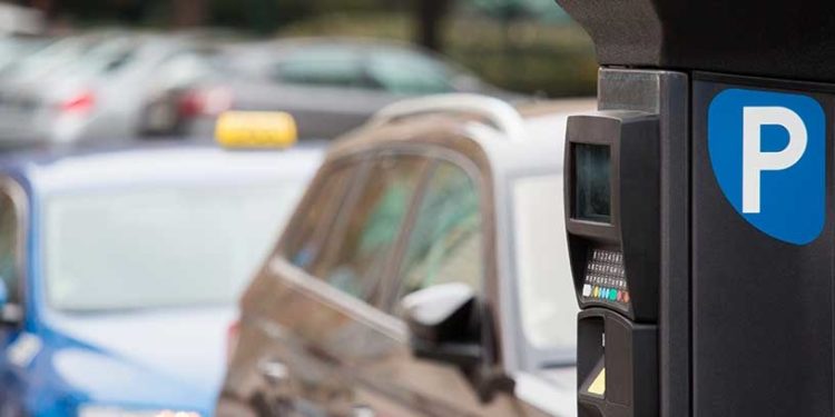 El Ayuntamiento proyecta la ampliación de las áreas de estacionamiento sujetas a zona azul y modernizará los parquímetros