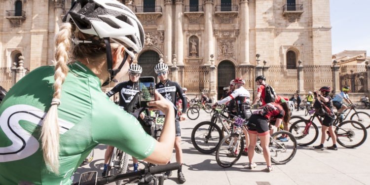 El Ayuntamiento remarca que la Andalucía Bike Race supone la “simbiosis perfecta” para la promoción de los valores turísticos y medioambientales de la capital