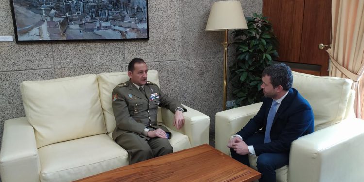 El alcalde, Julio Millán, recibe al general de Brigada Ignacio Olazábal Elorz, nuevo jefe de la Brigada Guzmán el Bueno X