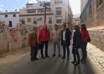 El alcalde y los vecinos de Arco del Consuelo acuerdan intensificar las labores de limpieza y mantenimiento del barrio, el epicentro de la ciudad