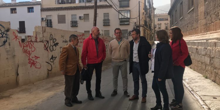 El alcalde y los vecinos de Arco del Consuelo acuerdan intensificar las labores de limpieza y mantenimiento del barrio, el epicentro de la ciudad