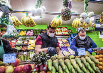 La Concejalía de Promoción Económica aplaude el servicio que prestan los minoristas de los mercados municipales para garantizar el servicio a los ciudadanos