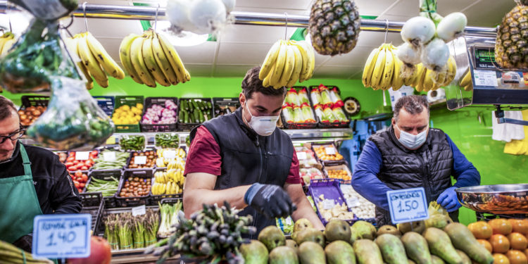 La Concejalía de Promoción Económica aplaude el servicio que prestan los minoristas de los mercados municipales para garantizar el servicio a los ciudadanos