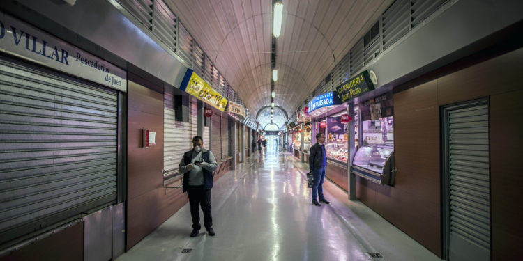 El Ayuntamiento aboga por reforzar la compra a domicilio