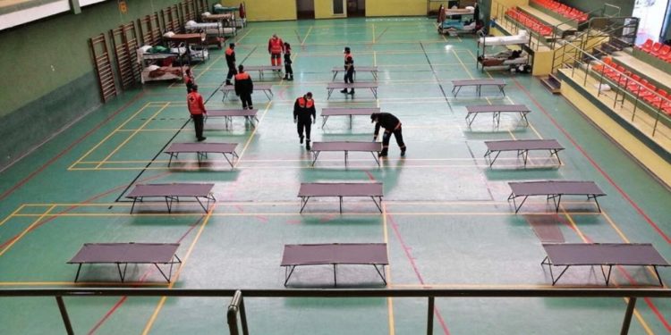 El Ayuntamiento cierra provisionalmente la ampliación del centro de transeúntes en el pabellón deportivo de La Salobreja al reducirse el número de usuarios