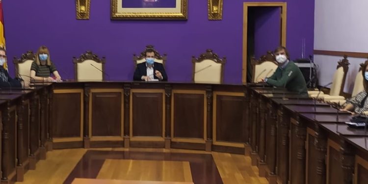El Ayuntamiento busca la colaboración de las federaciones vecinales para poner en marcha las medidas de apoyo a los negocios de hostelería y ocio