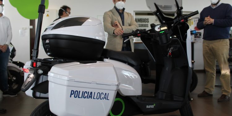 El Ayuntamiento renueva el parque móvil de la Policía Local con la incorporación de cuatro motos eléctricas