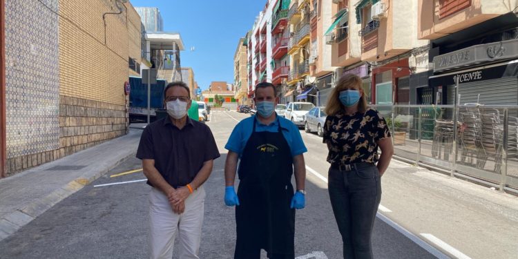 El Ayuntamiento habilita el doble sentido en la calle Alicante para facilitar el acceso al Mercado Municipal de Peñamefécit