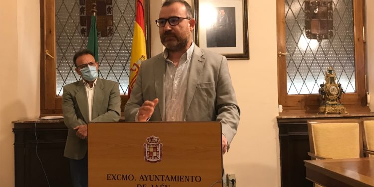 El equipo de Gobierno recuerda que la regulación de la segunda actividad de la Policía Local acaba con una irregularidad en sus condiciones laborales de 17 años