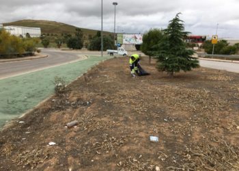 El Ayuntamiento acomete la limpieza y desbroce de 71 zonas de la ciudad, con una superficie aproximada de 300.000 metros cuadrados, como medida preventiva ante la llegada del verano