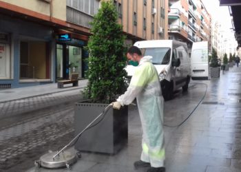 El Ayuntamiento de  Jaén combina limpieza calles con labores de desinfección de puntos sensibles