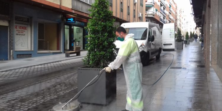 El Ayuntamiento de  Jaén combina limpieza calles con labores de desinfección de puntos sensibles