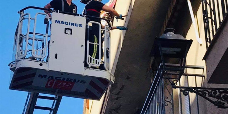 Intervención de los Bomberos en la calle Carrera de Jesús