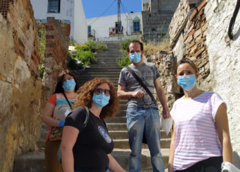 Personal Patronato AASS y Secretariado Gitano reparten mascarillas de Plataforma Covid19 en Antonio Díaz