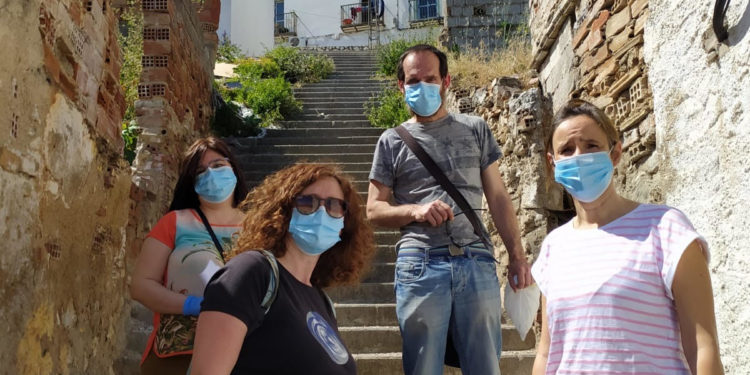 Personal Patronato AASS y Secretariado Gitano reparten mascarillas de Plataforma Covid19 en Antonio Díaz