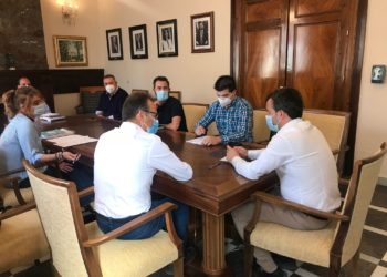 El Ayuntamiento y las dos gremiales del taxi de Jaén acuerdan  establecer el funcionamiento del servicio al 75%