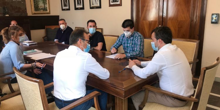 El Ayuntamiento y las dos gremiales del taxi de Jaén acuerdan  establecer el funcionamiento del servicio al 75%