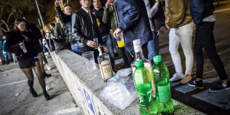 La Policía Local ha elevado 25 propuestas de sanción por incumplir el decreto de estado de alarma al beber en la vía pública