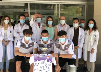 Los juveniles del Real Jaén rinden homenaje a los profesionales sanitarios