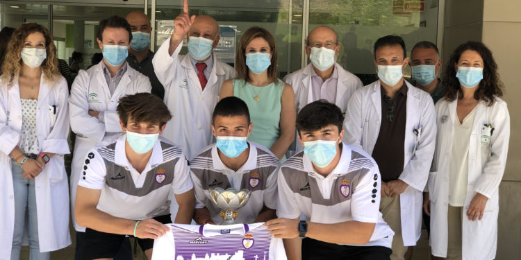Los juveniles del Real Jaén rinden homenaje a los profesionales sanitarios
