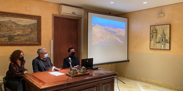 Miguel Ángel Antonio García recoge el pasado, presente y futuro del paisaje minero carolinense Presentado el libro “Activar paisajes industriales abandonados. El paisaje minero de La Carolina”