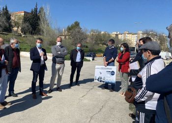 Julio Millán presenta a los vecinos del Valle el interés existente para una residencia de mayores en el antiguo colegio Santa Teresa