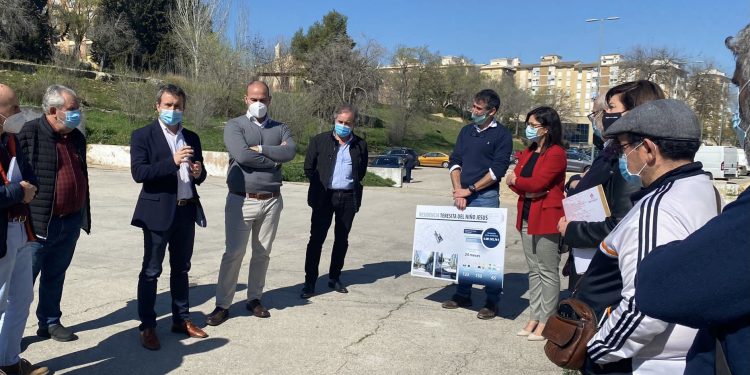 Julio Millán presenta a los vecinos del Valle el interés existente para una residencia de mayores en el antiguo colegio Santa Teresa