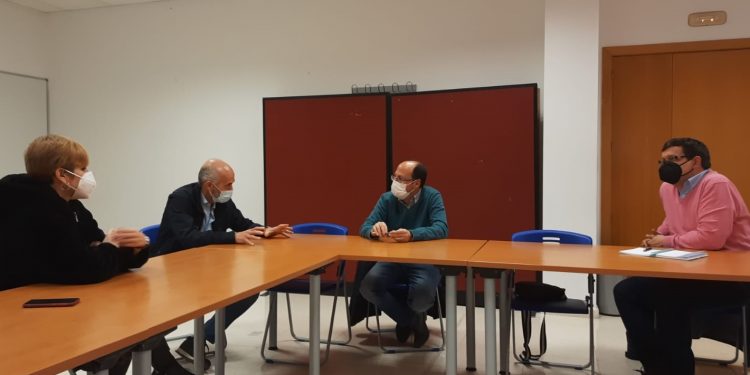 El Ayuntamiento involucra a la Fampa “Los Olivos” en su objetivo de mejorar el mantenimiento y las condiciones de los 20 centros educativos de la capital