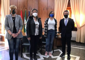 El alcalde recuerda que en el salón de plenos nunca cabrán expresiones vejatorias ni racistas y remarca el absoluto compromiso del Ayuntamiento con la igualdad y con la comunidad gitana