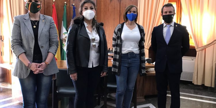 El alcalde recuerda que en el salón de plenos nunca cabrán expresiones vejatorias ni racistas y remarca el absoluto compromiso del Ayuntamiento con la igualdad y con la comunidad gitana