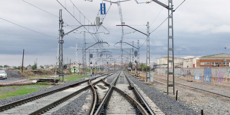 Adif adjudica obras de mejora en la catenaria entre Espeluy y Montoro, en las provincias de Jaén y Córdoba