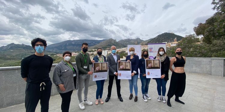 El Ayuntamiento y la Escuela de Artes “José Nogué” colaboran en la creación un vídeo sobre  Miguel Hernández y Juan Eslava Galán