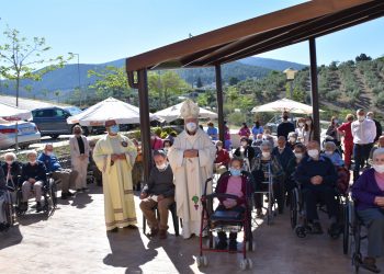 El Obispo bendice una plaza y celebra la Eucaristía con los mayores  de Altos del Jontoya
