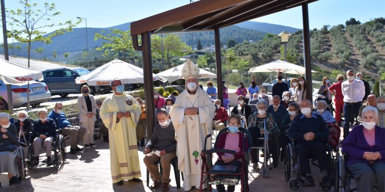 El Obispo bendice una plaza y celebra la Eucaristía con los mayores  de Altos del Jontoya