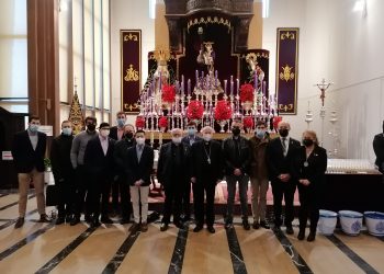 El Obispo visita a Nuestro Padre Jesús y pide por las vocaciones