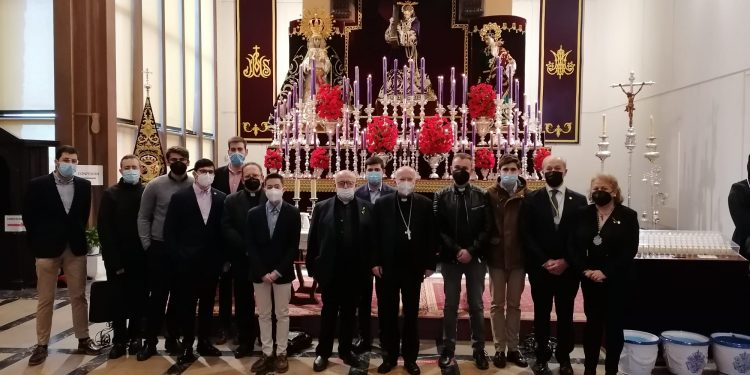 El Obispo visita a Nuestro Padre Jesús y pide por las vocaciones