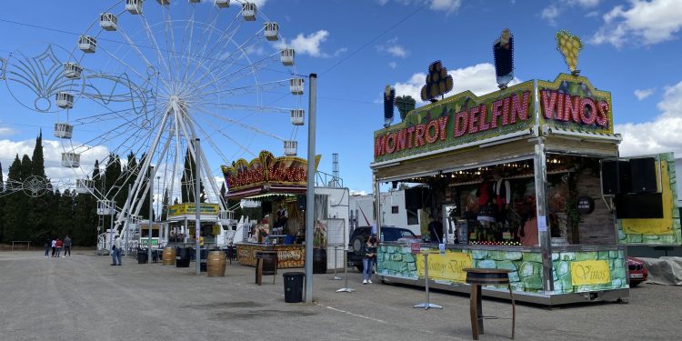El encendido del alumbrado da comienzo a la Feria de Mayo de La Carolina