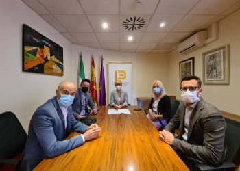 El Ayuntamiento y el Instituto Andaluz de la Juventud exploran líneas de trabajo conjuntas para ofrecer alternativas de ocio que ayuden a dinamizar la economía local