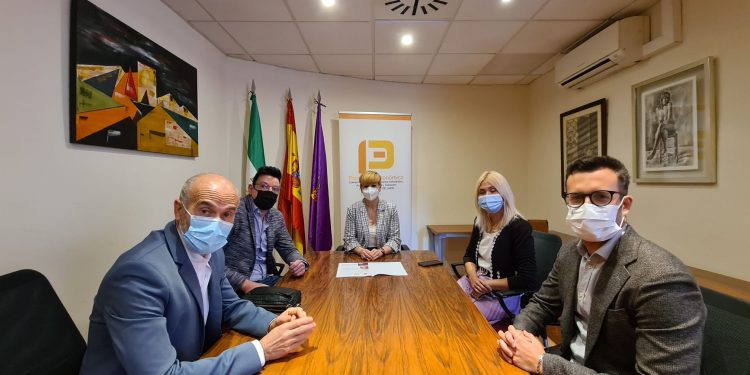 El Ayuntamiento y el Instituto Andaluz de la Juventud exploran líneas de trabajo conjuntas para ofrecer alternativas de ocio que ayuden a dinamizar la economía local