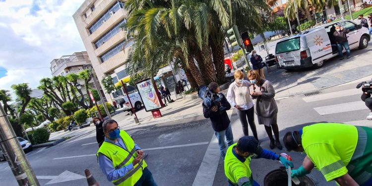 El Ayuntamiento recoge muestras de aguas residuales en 6 puntos de la red de alcantarillado para controlar la presencia del virus inactivo de Covid-19