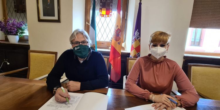 El Ayuntamiento suscribe un convenio de colaboración con la Federación Comercio Jaén para trabajar de la mano de una entidad que representa a un millar de negocios de proximidad