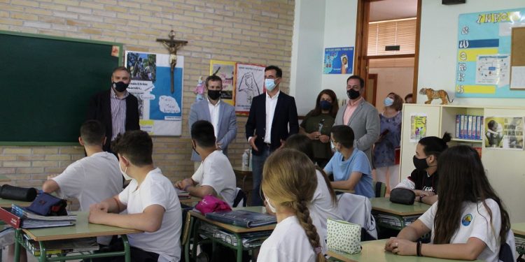 Millán visita Colegio Divino Maestro